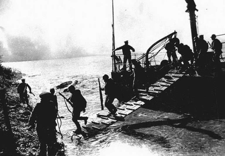 Высадка советского десанта на берег Маньчжурии. Август 1945 г.