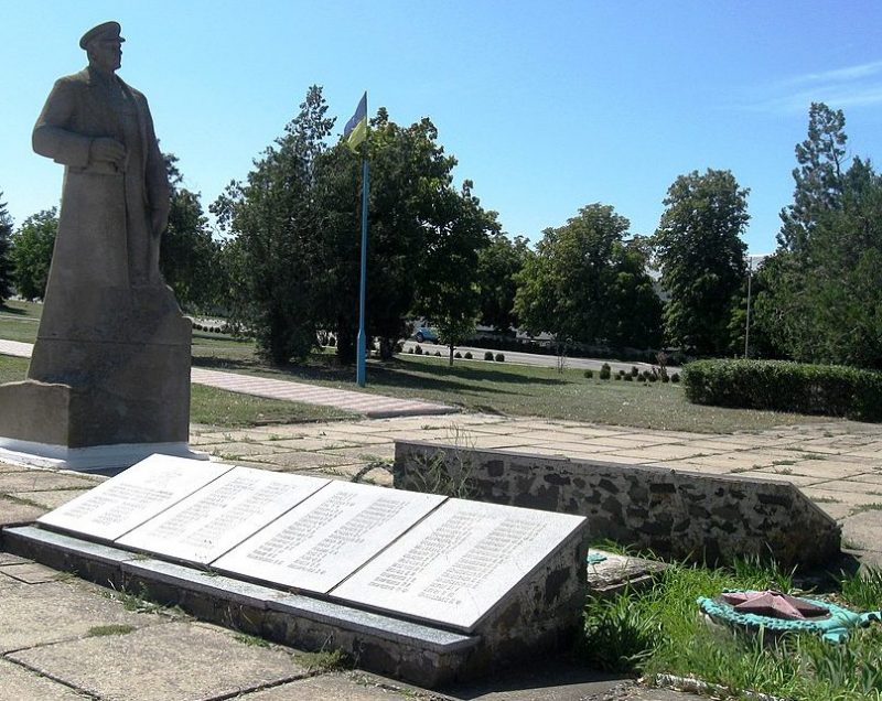с. Смирново Бильмакского р-на. Памятник у школы, установленный в честь погибших генералов 18-й армии и могила генерал-лейтенанта А. К. Смирнова.