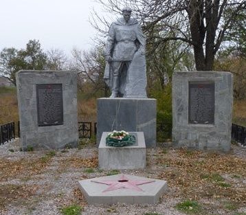 с. Федоровка Мелитопольского р-на. Памятник, установленный на братской могиле советских воинов, погибших в боях за село. 