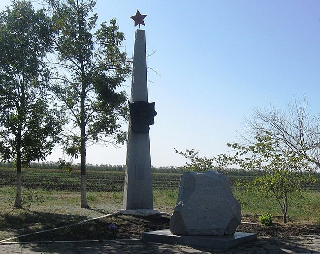 с. Смирново Бильмакского р-на. Памятник на месте гибели командующего 18-й армии, генерал-лейтенанта А. К. Смирнова.