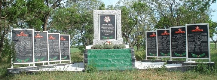 Михайловский р-н. Памятник, установленный на братской могиле советских воинов, погибших при освобождении села в конце октября - начале ноября 1943 года.