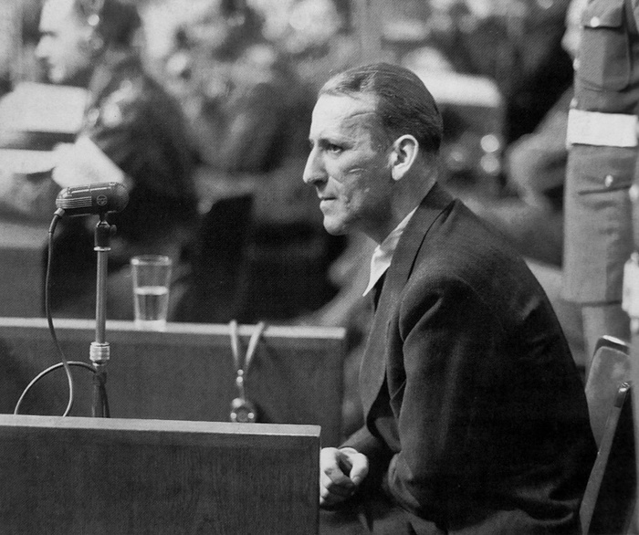 Подсудимый Нюрнбергского процесса Эрнст Кальтенбруннер дает показания. 1946 г.