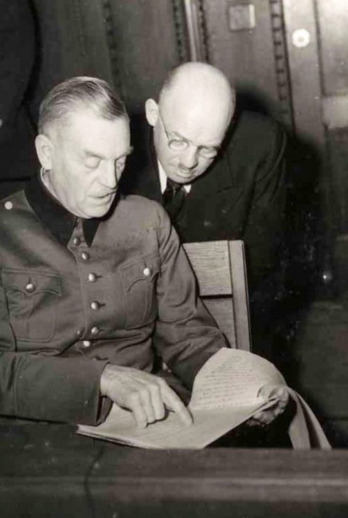 Генеральный уполномоченный по трудоиспользованию Фриц Заукель и начальник штаба ОКВ генерал-фельдмаршал Вильгельм Кейтель на Нюрнбергском процессе. 1946 г.