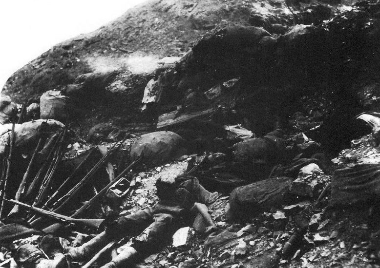 Убитые японские солдаты на позициях на подступах к высоте 171 острова Шумшу. Август 1945 г.