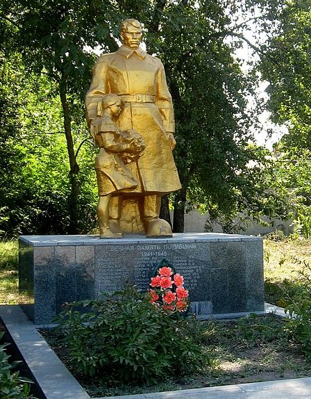 с. Трудовое Бильмакского р-на. Памятник, установленный на братской могиле, в которой похоронен 31 советский воин. 