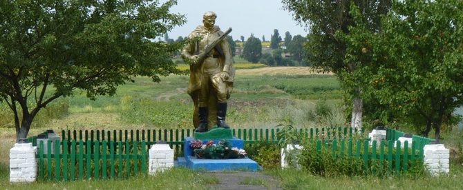 с. Луговка Токмакского р-на. Памятник, установленный на братской могиле воинов, погибших в боях за село.