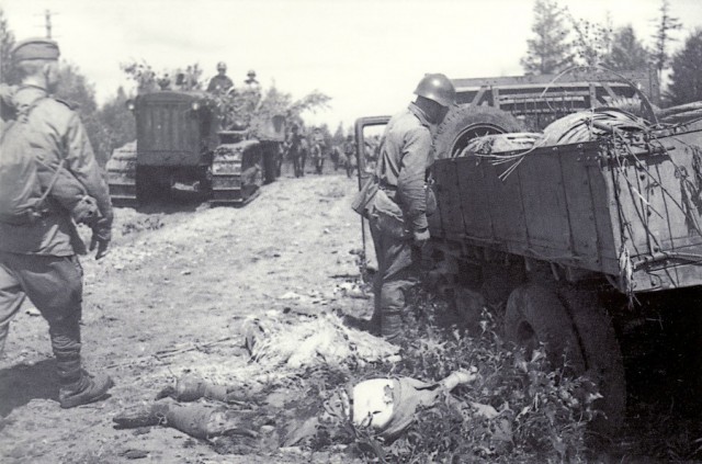 Убитый японский солдат у грузовика, попавшего под огонь советской артиллерии на Сахалине. Август 1945 г.