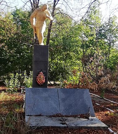 с. Червоне Озеро Бильмакского р-на. Памятник в честь погибших воинов-односельчан. 