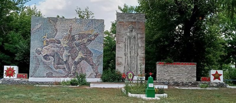 с. Червоноселовка Бильмакского р-на. Памятник воинам-односельчанам, погибшим в годы войны.