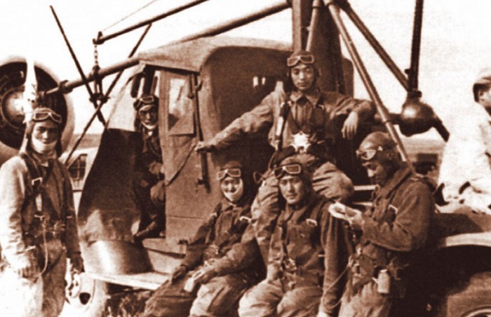 Японские летчики отдыхают между боями. Август 1945 г.