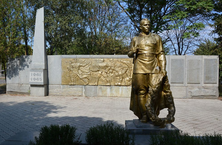 г. Молочанск Токмакского р-на. Памятник, установленный на братской могиле, в которой похоронено 354 советских воина. 