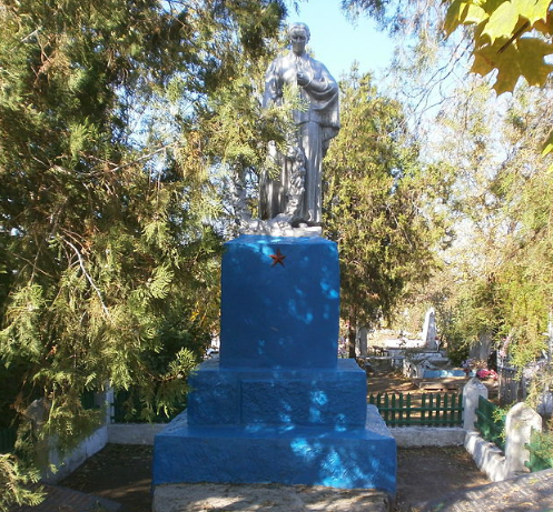 г. Молочанск Токмакского р-на. Памятник на кладбище, установленный на братской могиле 18 красных партизан и 340 советских воинов. 