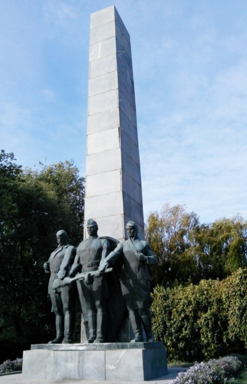 Центральный памятник на мемориале.