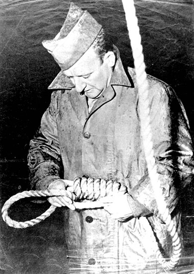Американский солдат, профессиональный палач Джон Вудз готовит петлю для преступников. 1946 г. 