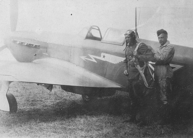 Майор Валентин Гольцев после боевого вылета у самолета Як-9. Август 1945 г.