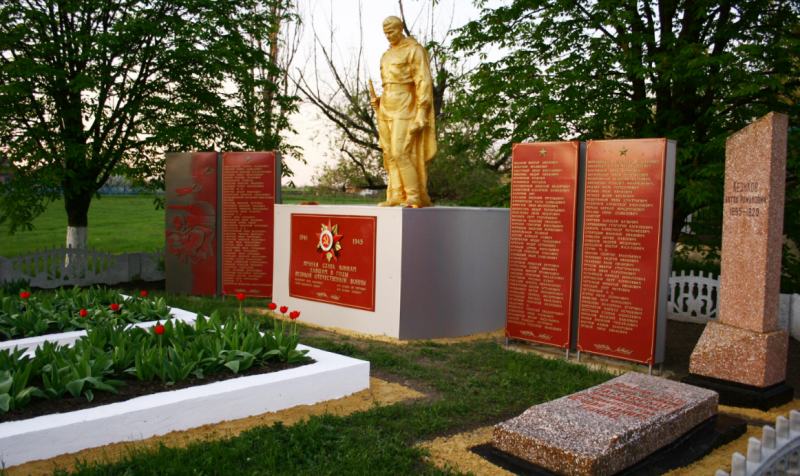 с. Новопрокоповка Токмакского р-на. Памятник, установленный на братской могиле советских воинов, погибших в боях за село.