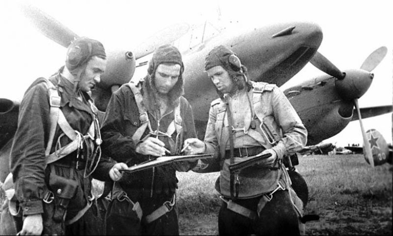Экипаж командира звена М. Хазова перед вылетом на аэродроме. Август 1945 г.