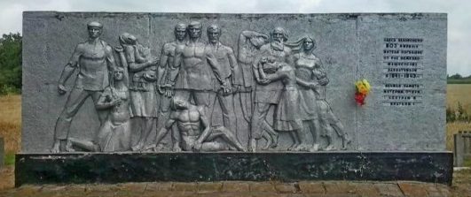 п. Михайловка. Памятник, установленный в 1967 году на братской могиле мирных жителей. 