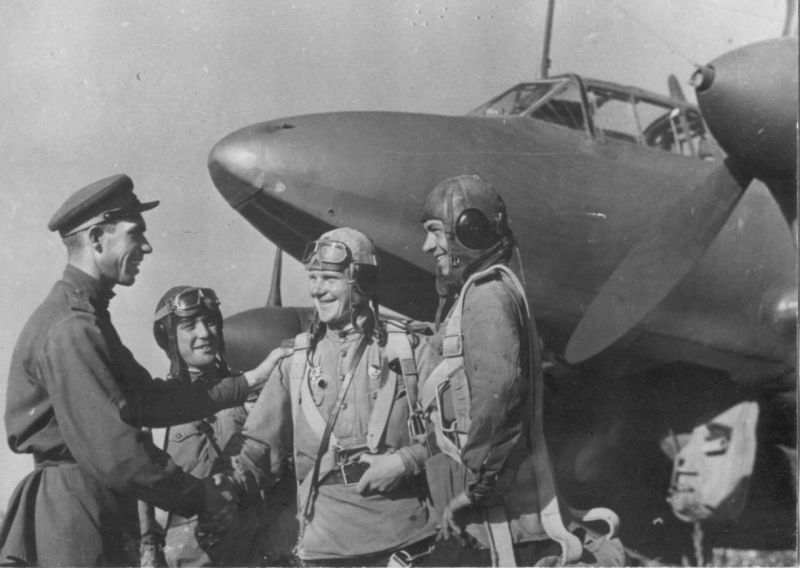 Экипаж бомбардировщика Пе-2 поздравляют с успешным выполнением боевого задания. Август 1945 г.
