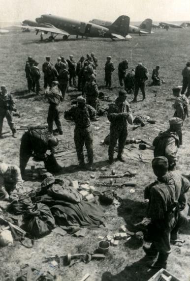 Советские войска готовятся к авиадесанту в Харбин. Август 1945 г. 