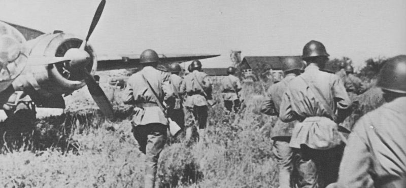 Советские десантники захватывают аэродром под Харбином. Август 1945 г.