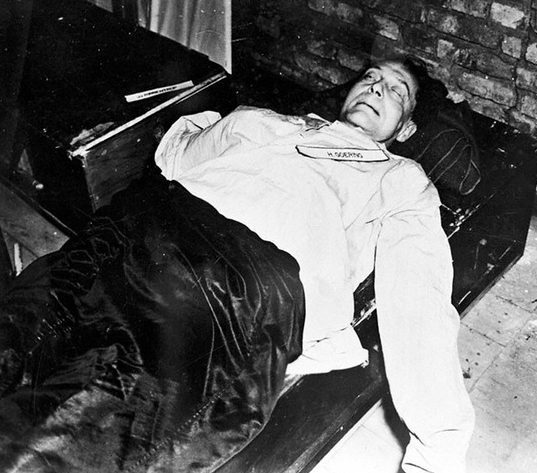 Труп приговоренного Международным трибуналом в Нюрнберге к смертной казни рейхсмаршала Германа Геринга, покончившего жизнь самоубийством за 2 часа до казни. 16 октября 1946 г.