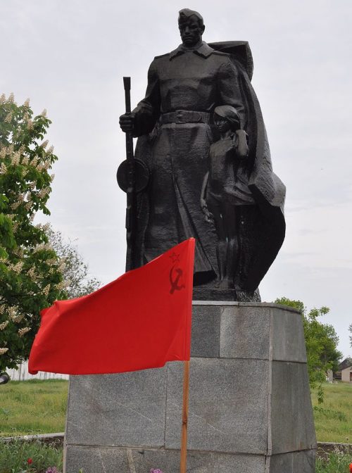 с. Плодородное Михайловского р-на. Памятник, установленный на братской могиле, в которой похоронено 33 советских воина и памятник воинам-односельчанам.