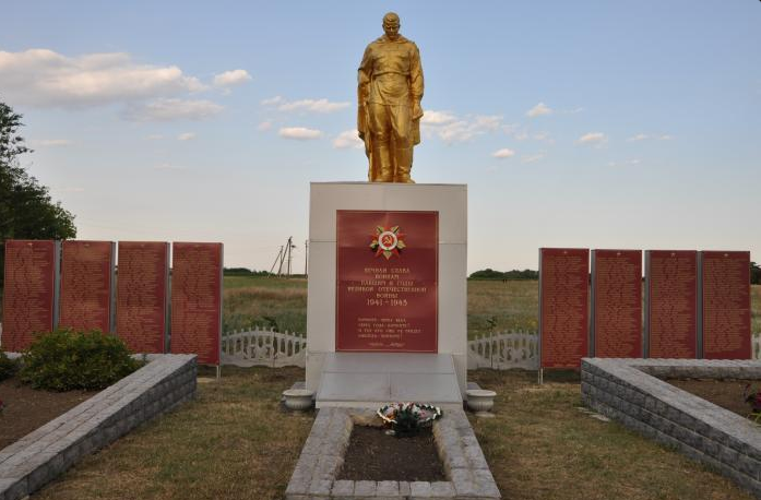 с. Сладкая Балка Токмакского р-на. Памятник, установленный на братской могиле, в которой похоронено 362 советских воина, погибших в годы войны.