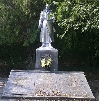 с. Тарсалак Михайловского р-на. Памятник, установленный в 1990 году советским воинам, погибшим в годы войны. 