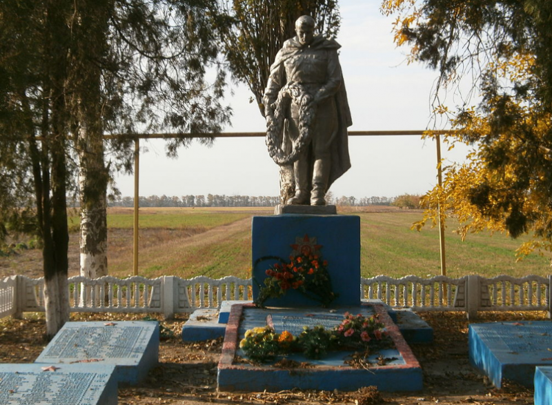 с. Таврия Токмакского р-на. Памятник, установленный на братской могиле, в которой похоронено 224 советских воинов, погибших при освобождении села.