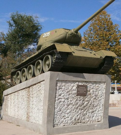 Памятник-танк Т-34, установленный на постамент в 1975 году.