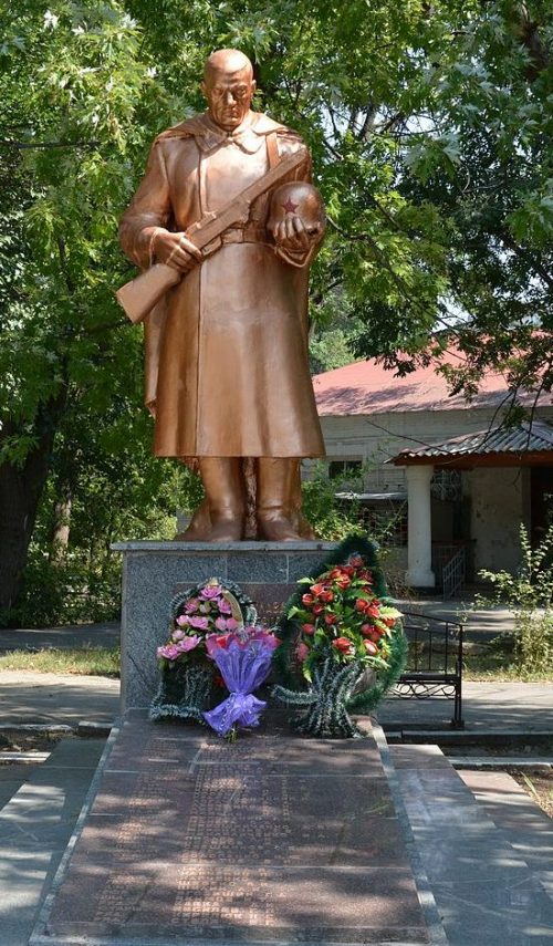 г. Токмак. Памятник, установленный на братской могиле, в которой похоронено 92 советских воина, среди которых Е. М. Гришунов - Герой Советского Союза.