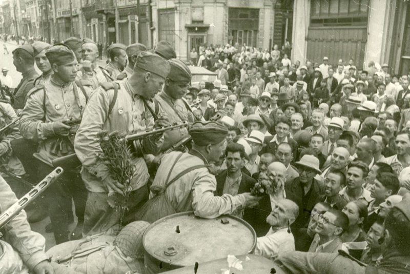 Советские войска на улицах Харбина. Август 1945 г.