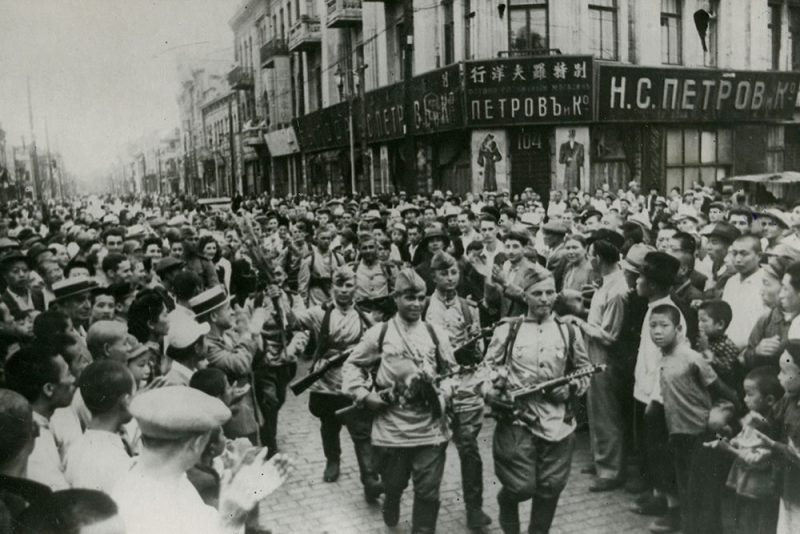 Советские войска на улицах Харбина. Август 1945 г.