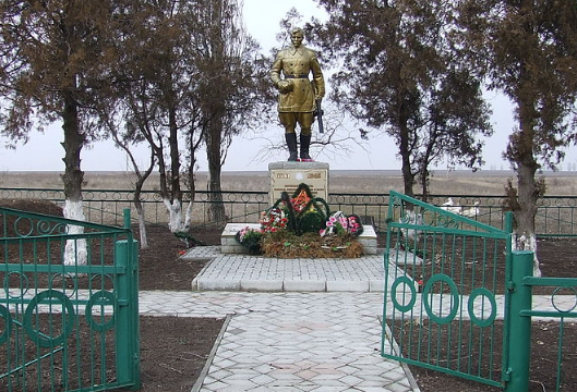 с. Трудовое Токмакского р-на. Памятник, установленный на братской могиле, в которой похоронено 363 советских воина. 