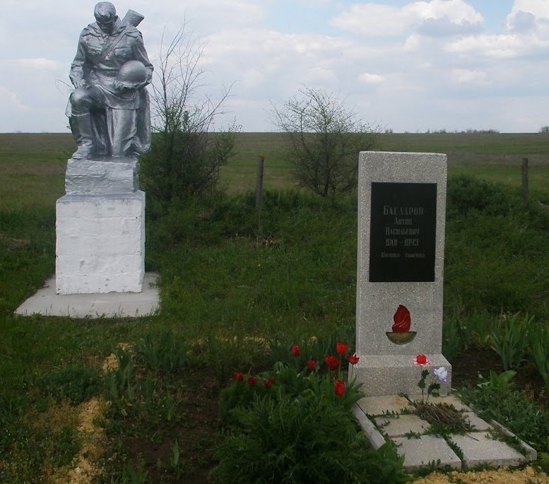 с. Харьково Токмакского р-на. Памятник на кладбище, установленный на братской могила воинов, умерших от ран в госпитале.