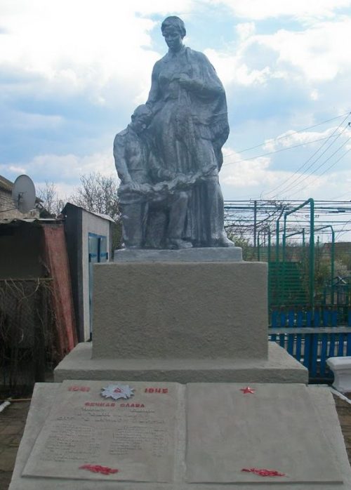 с. Харьково Токмакского р-на. Памятник, установленный на братской могиле советских воинов, погибших в годы войны.
