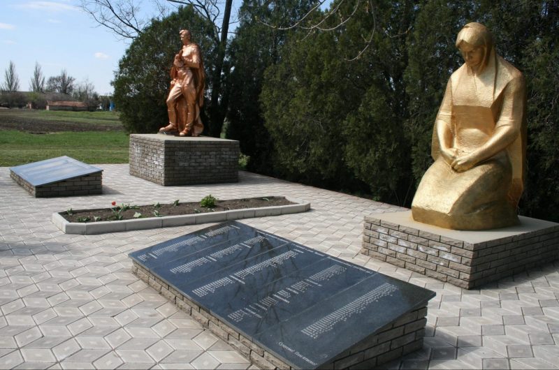 с. Богдановка Черниговского р-на. Памятник на кладбище, установленный на братской могиле советских воинов.