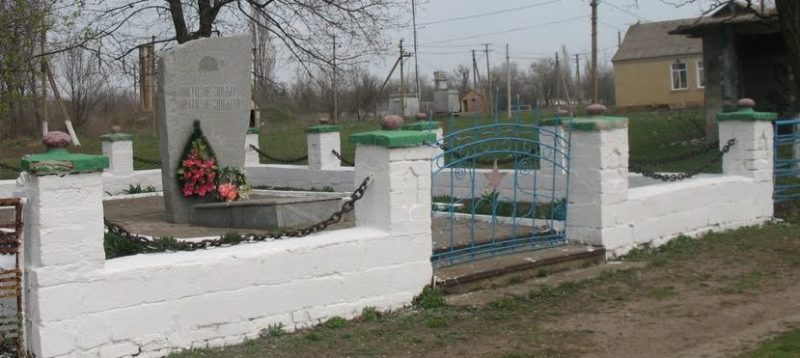 с. Верхний Токмак Черниговского р-на. Памятник, установленный на братской могиле, в которой похоронены советские воины.
