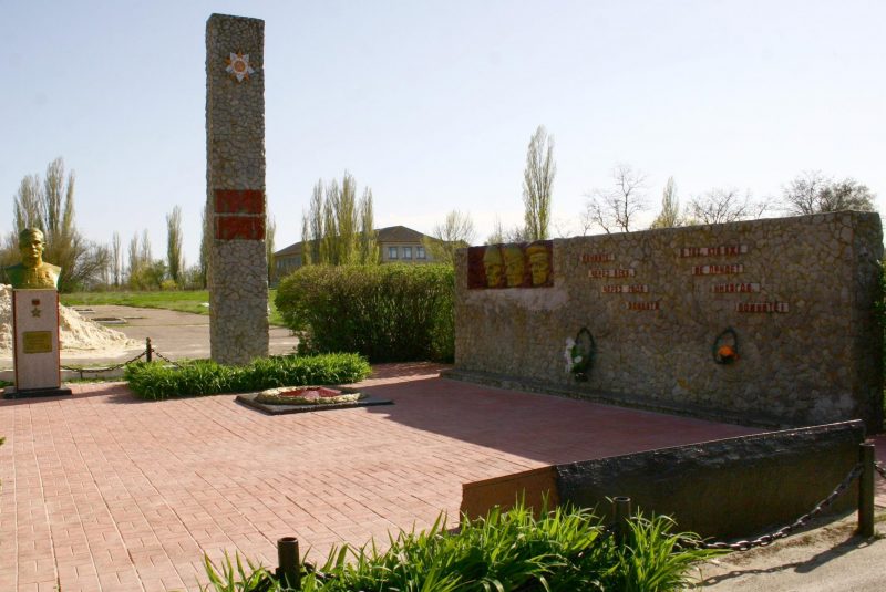 с. Панфиловка Черниговского р-на. Памятник, установленный на братской могиле, в которой похоронены советские воины.