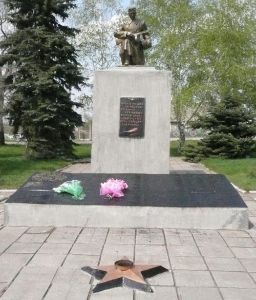п. Черниговка. Памятник, установленный на братской могиле советских воинов, погибших в годы войны.