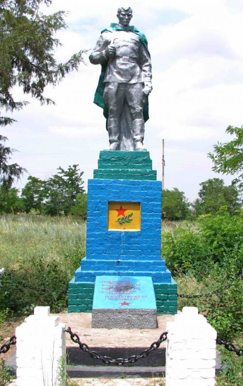 п. Черниговка. Памятник, установленный на братской могиле советских воинов.