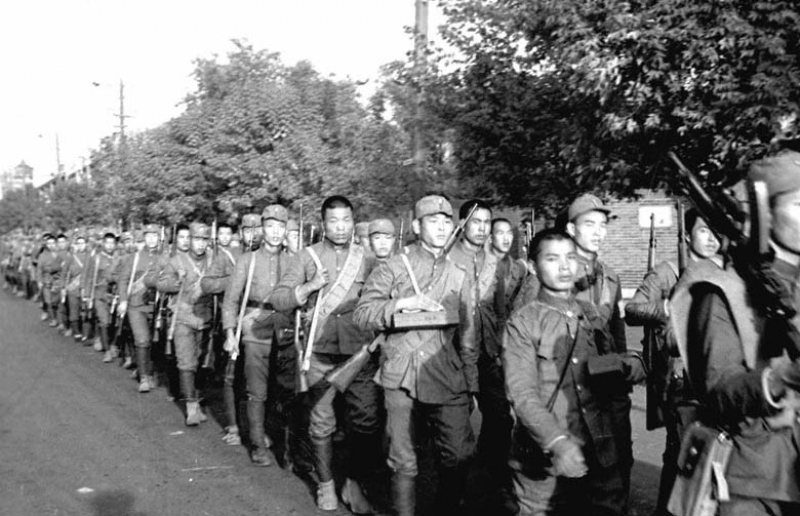 Части 8-й Народно-Освободительной армии Китая на улице освобожденного г. Мукдена. Август 1945 г.