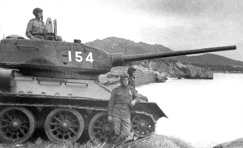 Танки Т-34-85 6-й советской гвардейской танковой армии на побережье Ляодунского залива. Август 1945 г.