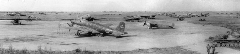 Японские самолеты и танки Квантунской армии, захваченные советскими десантниками на аэродроме Мукден в Китае. Август 1945 г.