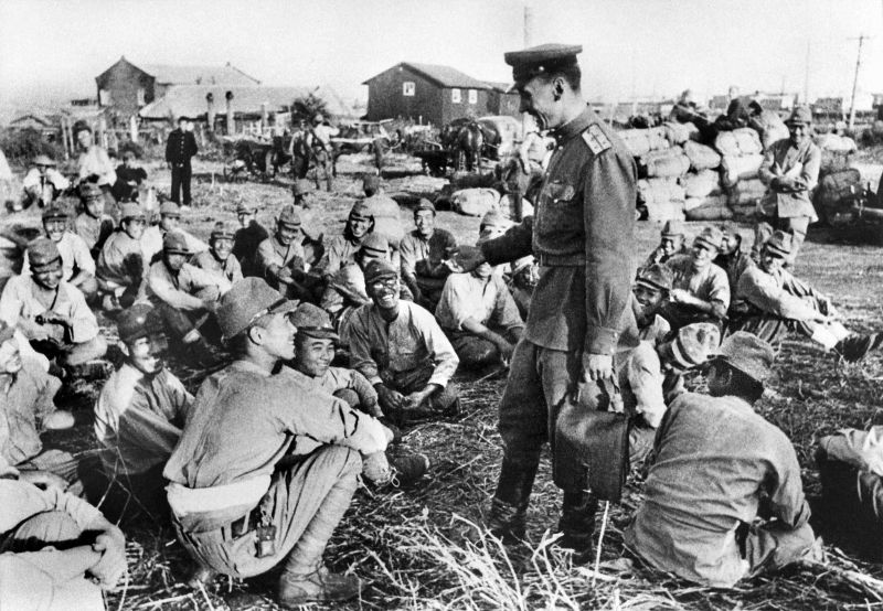 Советский офицер беседует с японскими военнопленными в Манчжурии. Август 1945 г. 