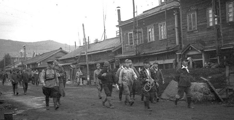 Японские военнопленные на улице Тойохара после освобождения города. Август 1945 г.