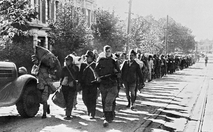 Пленные японцы под конвоем советских солдат на улицах Харбина. Август 1945 г.