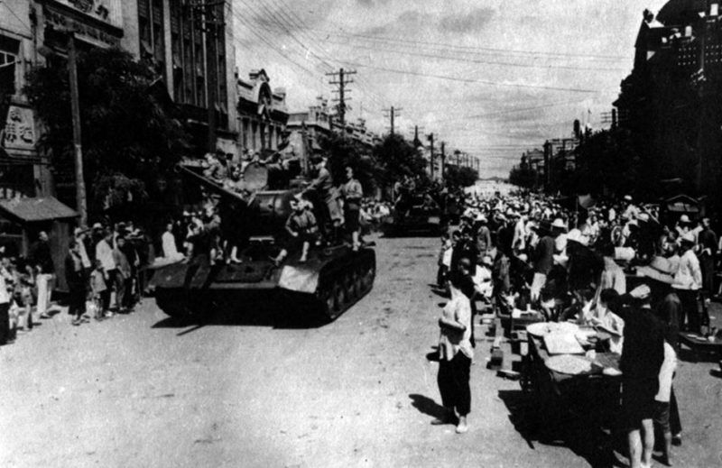 Советские танковые части проходят по улицам Порт-Артура. Август 1945 г.