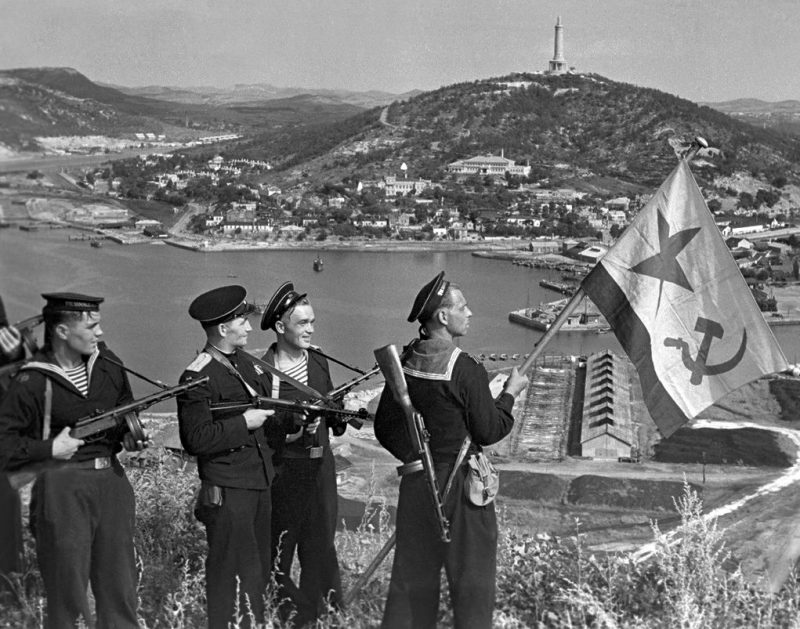 Моряки-десантники Тихоокеанского флота водружают флаг над Порт-Артуром. Август 1945 г.
